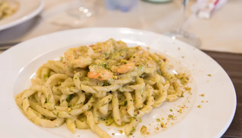 Pasta con pesto di pistacchi e gamberi
