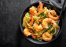 Spaghetti con pesto di menta e gamberi