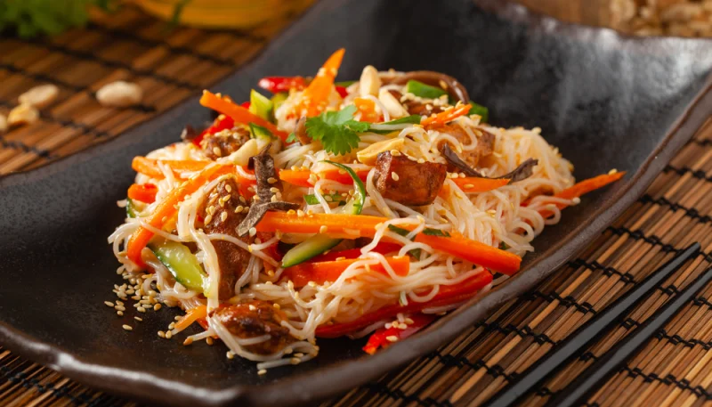 Spaghetti di riso con verdure e carne