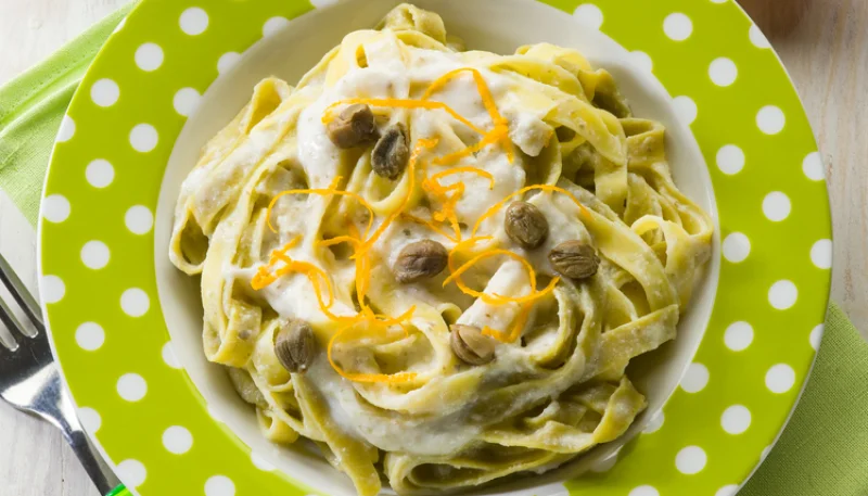 Tagliatelle con yogurt, capperi e arancia