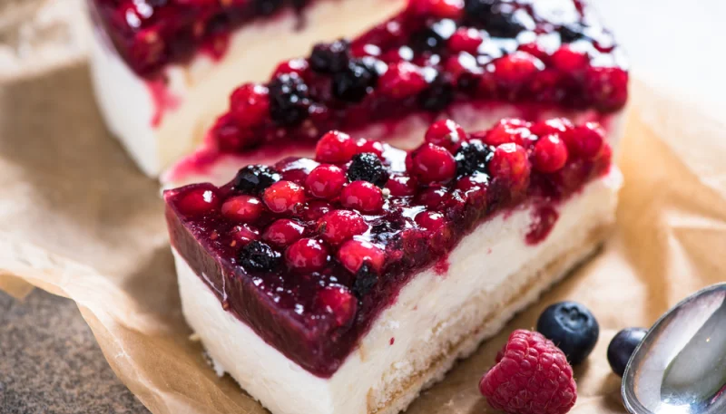 Torta al formaggio fresco con frutti di bosco