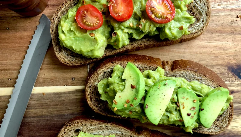 Bruschette di avocado e pomodorini con aceto balsamico