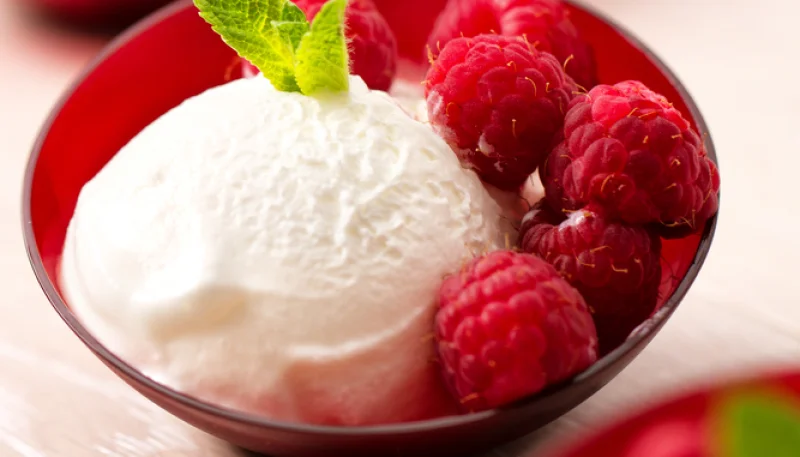 Gelato di mozzarella con  lamponi