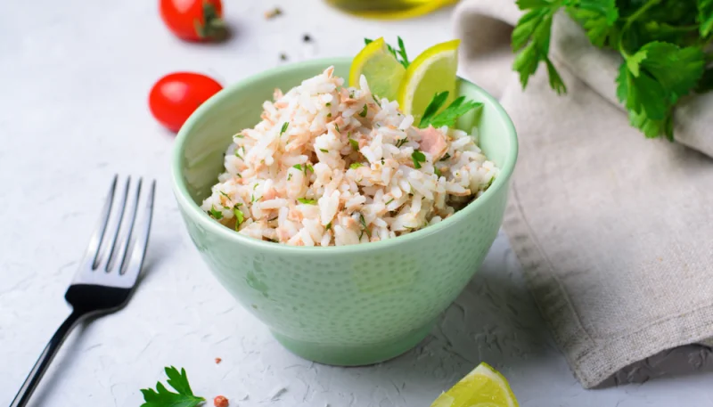 Insalata di riso con cetrioli, finocchi e tonno