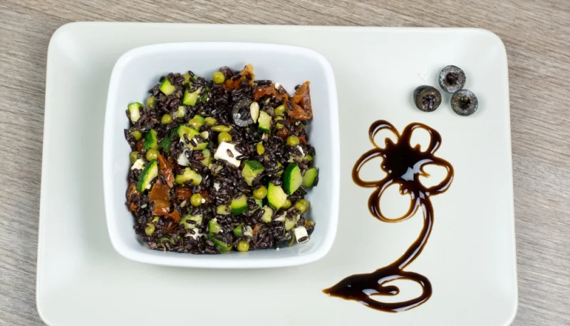 Insalata di riso venere con zucchine e pomodori secchi