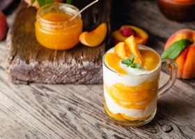Mousse allo yogurt e albicocche