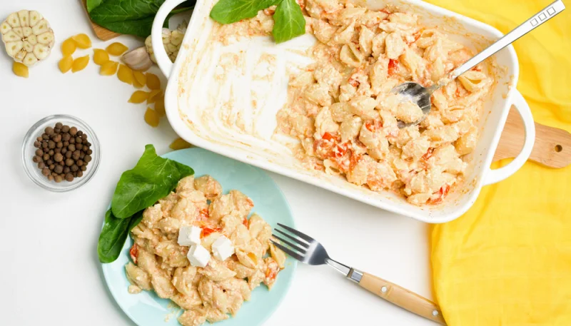 Pasta con crema di peperoni e feta