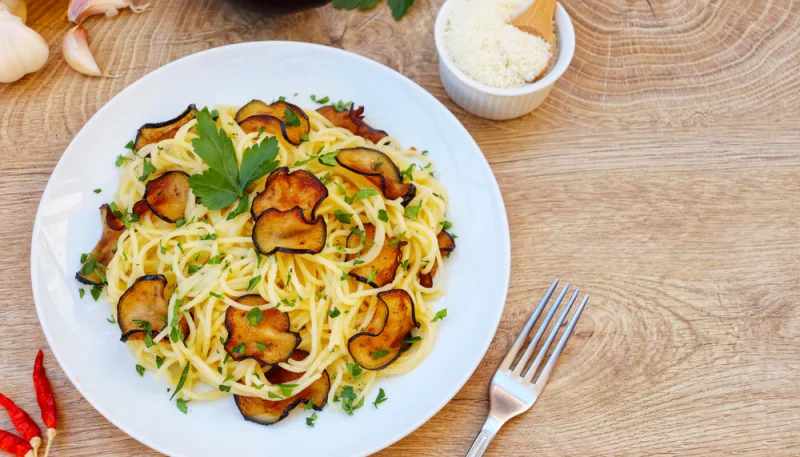 Spaghetti con crema di burrata e melanzane