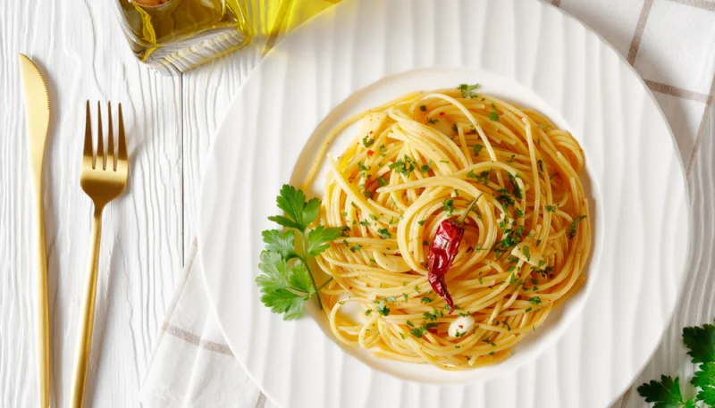 Spaghetti aglio, olio e acciughe