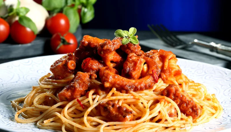 Spaghetti con crema di peperoni e polpo