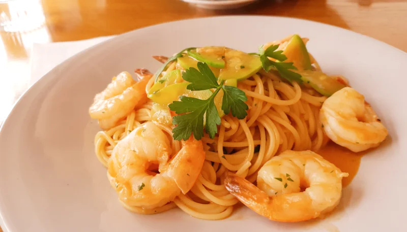 Spaghetti con gamberi e fiori di zucca