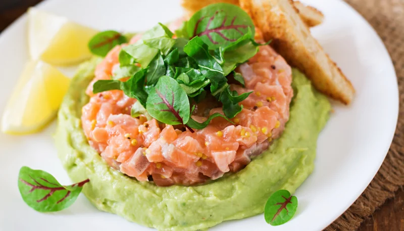 Tartare di salmone con crema di avocado