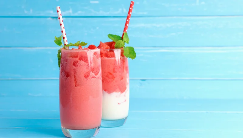 Bicchieri di anguria e yogurt