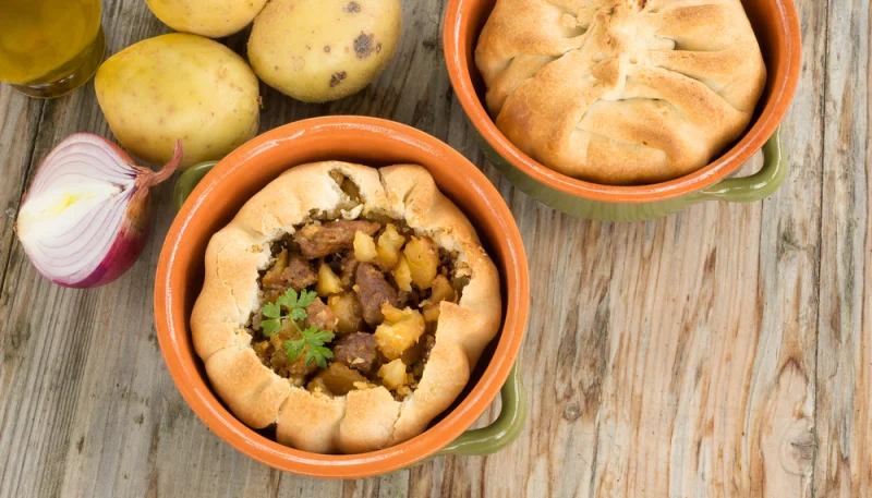 Panada sarda con patate, peperoni e cipolle