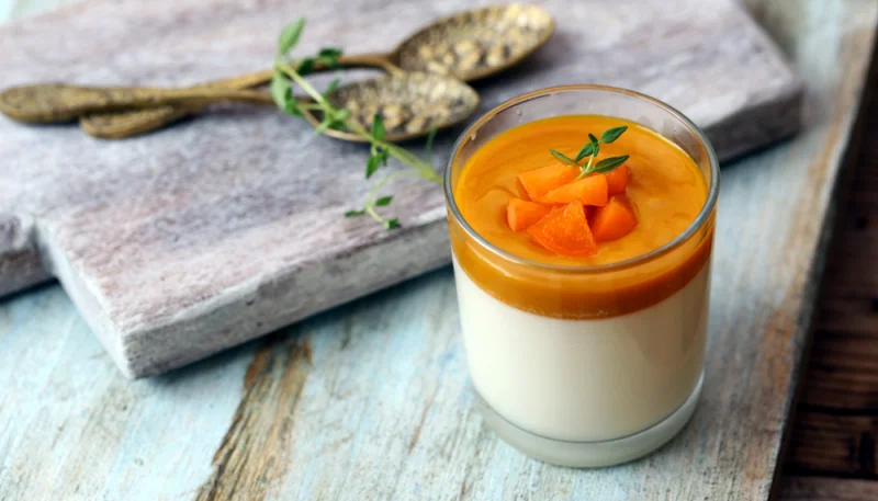 Panna cotta allo yogurt greco e pesche