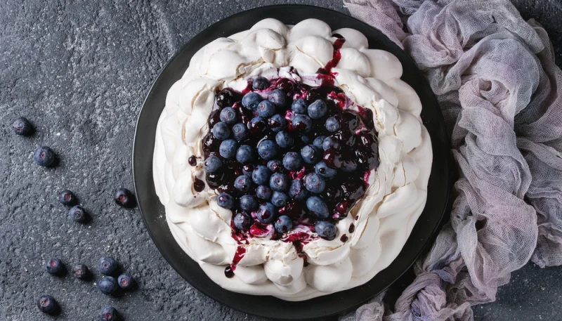 Pavlova ripiena di mirtilli