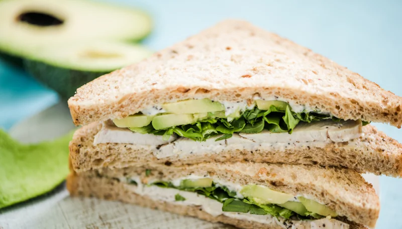 Sandwich con pollo, feta e avocado