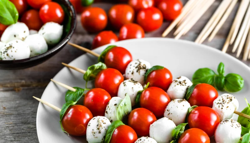 Spiedini di mozzarella e pomodori