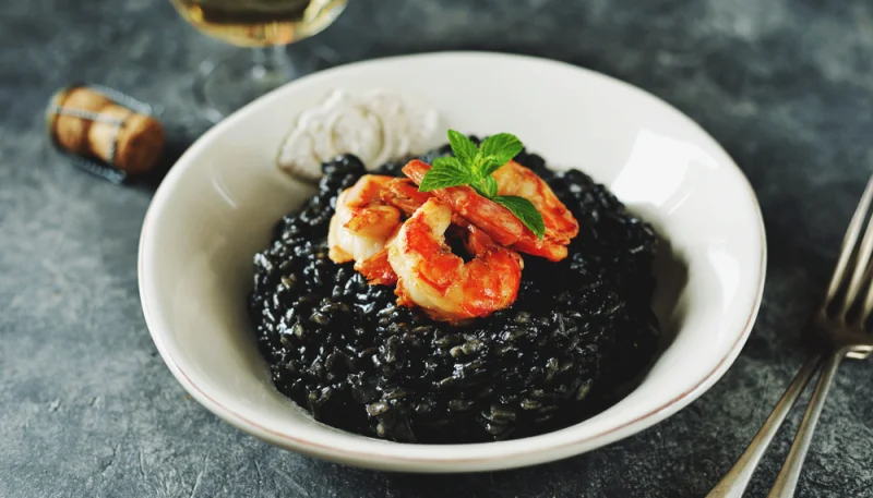 Risotto al nero di seppia e gamberi