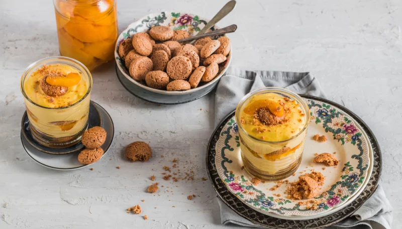 Tiramisù con pesche sciroppate ed amaretti