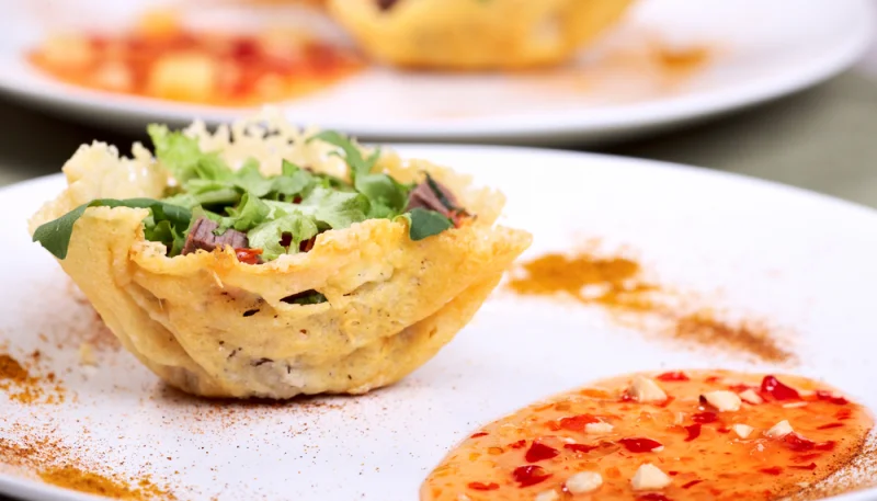 Cestino di parmigiano con insalatina