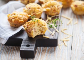 Muffins salati con prosciutto e formaggio