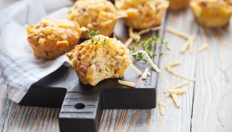 Muffins salati con prosciutto e formaggio
