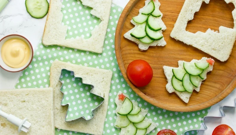Tartine albero di Natale con cetriolo