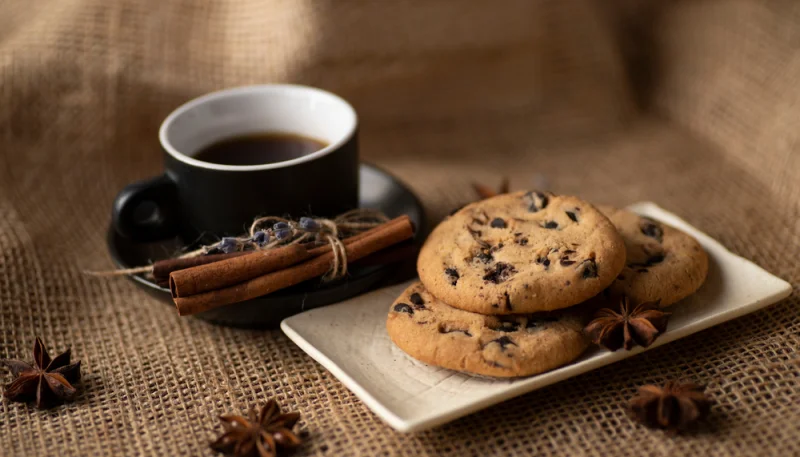Biscotti alla cannella con gocce di cioccolato