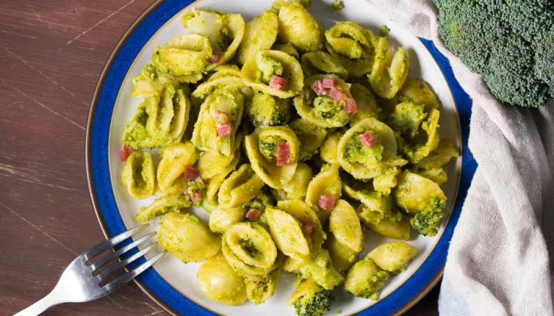 Orecchiette con broccoli, pistacchi e speck