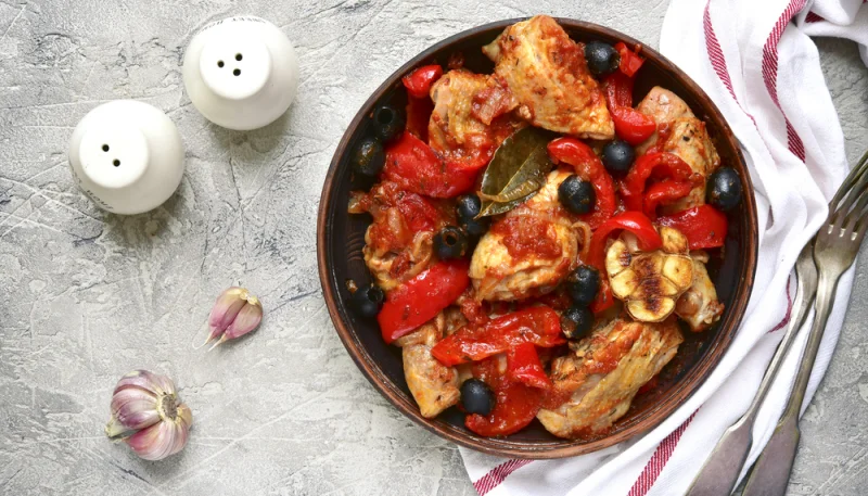 Pollo in umido con olive e peperoni