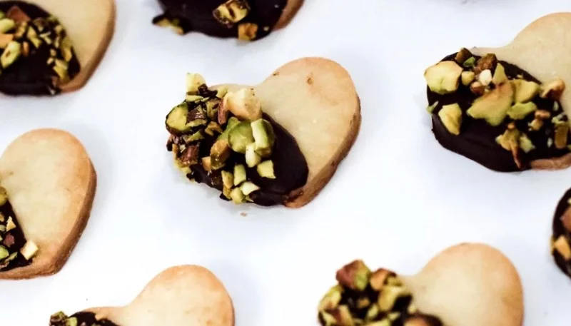 Biscotti a cuore cioccolato e pistacchio