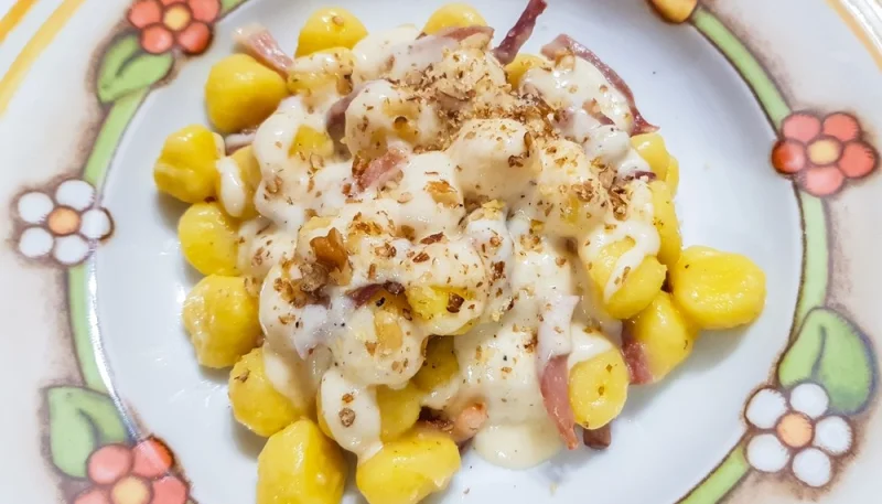 Gnocchi di zucca con speck e noci