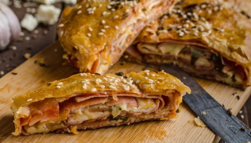 Strudel salato con radicchio e asiago