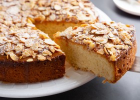 Torta allo yogurt e mandorle