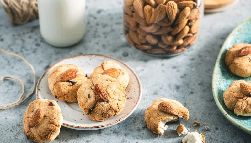 Biscotti con amaretti e mandorle