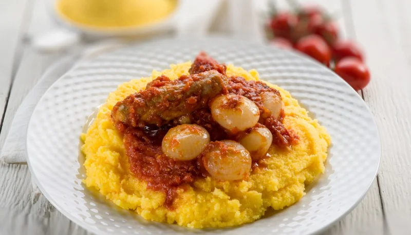 Polenta con salsiccia e cipolla