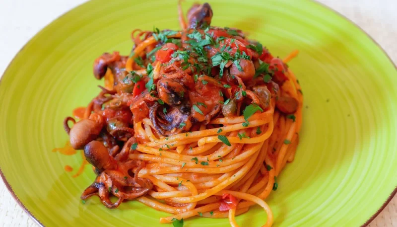 Spaghetti con polpo e lamelle di mandorle