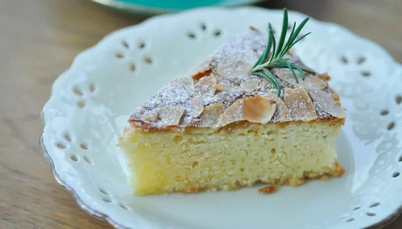 Torta al latte di mandorla
