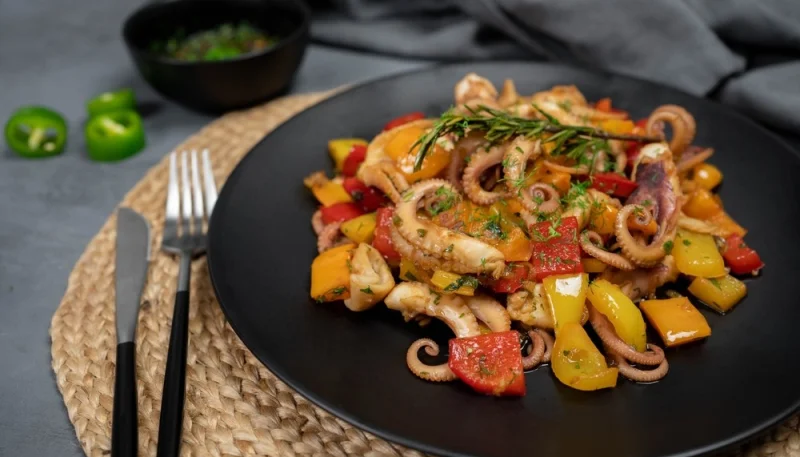 Calamari saltati con verdure