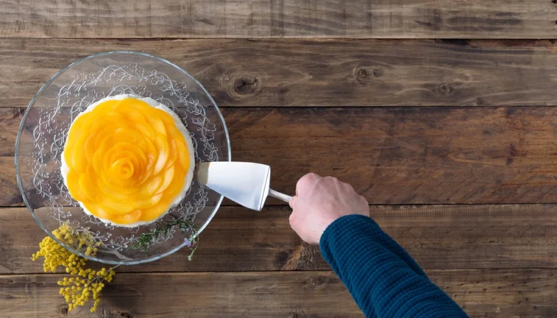 Cheesecake con pesche sciroppate