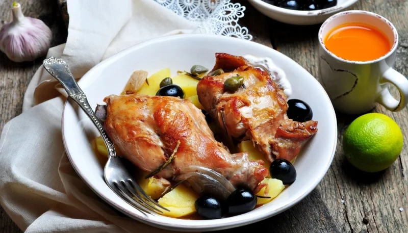 Coniglio con capperi e olive