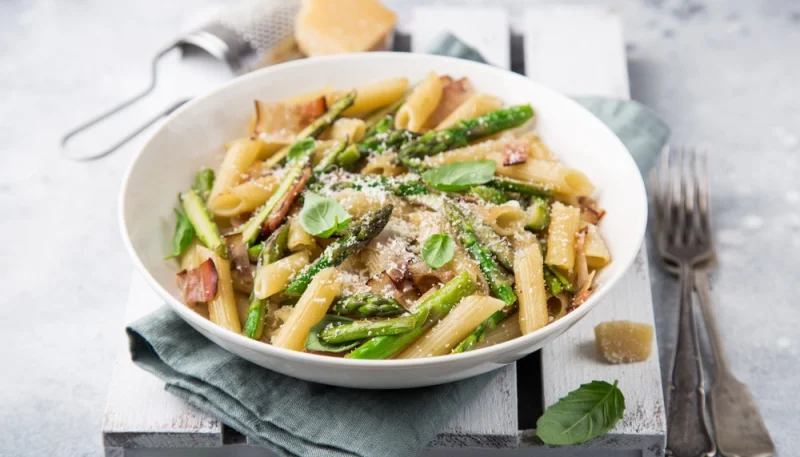 Pasta con asparagi e pancetta