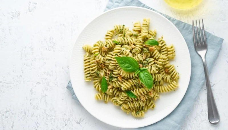Pasta con pesto di zucchine e noci