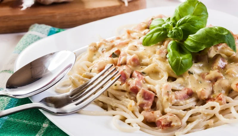 Spaghetti con crema di ricotta e speck