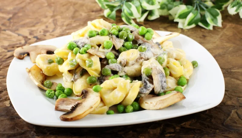 Tortellini panna, funghi e piselli