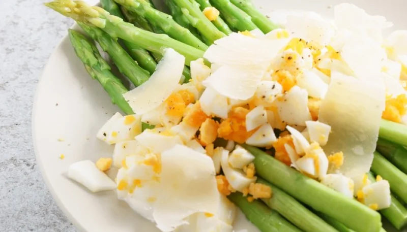 Asparagi con salsa di uova