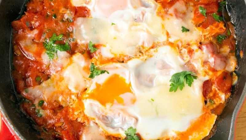 Uova al pomodoro con spinaci