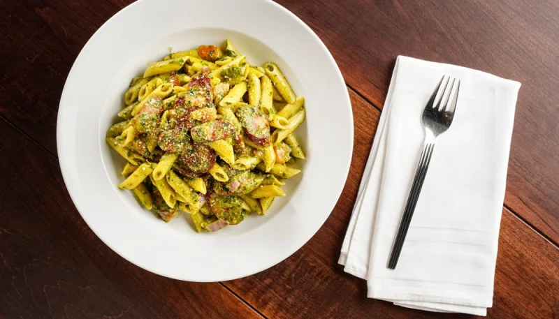 Penne con crema di fave, basilico e salsiccia