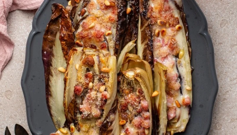 Radicchio al forno con pancetta e pinoli